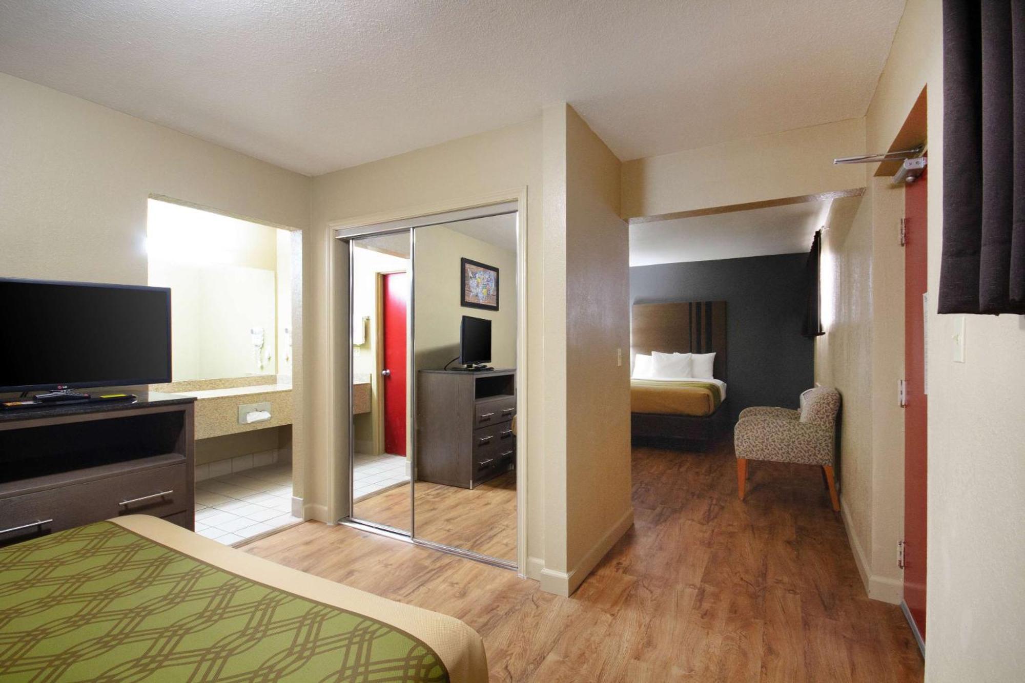 Econo Lodge Inn & Suites I-35 At Shawnee Mission Overland Park Exterior foto