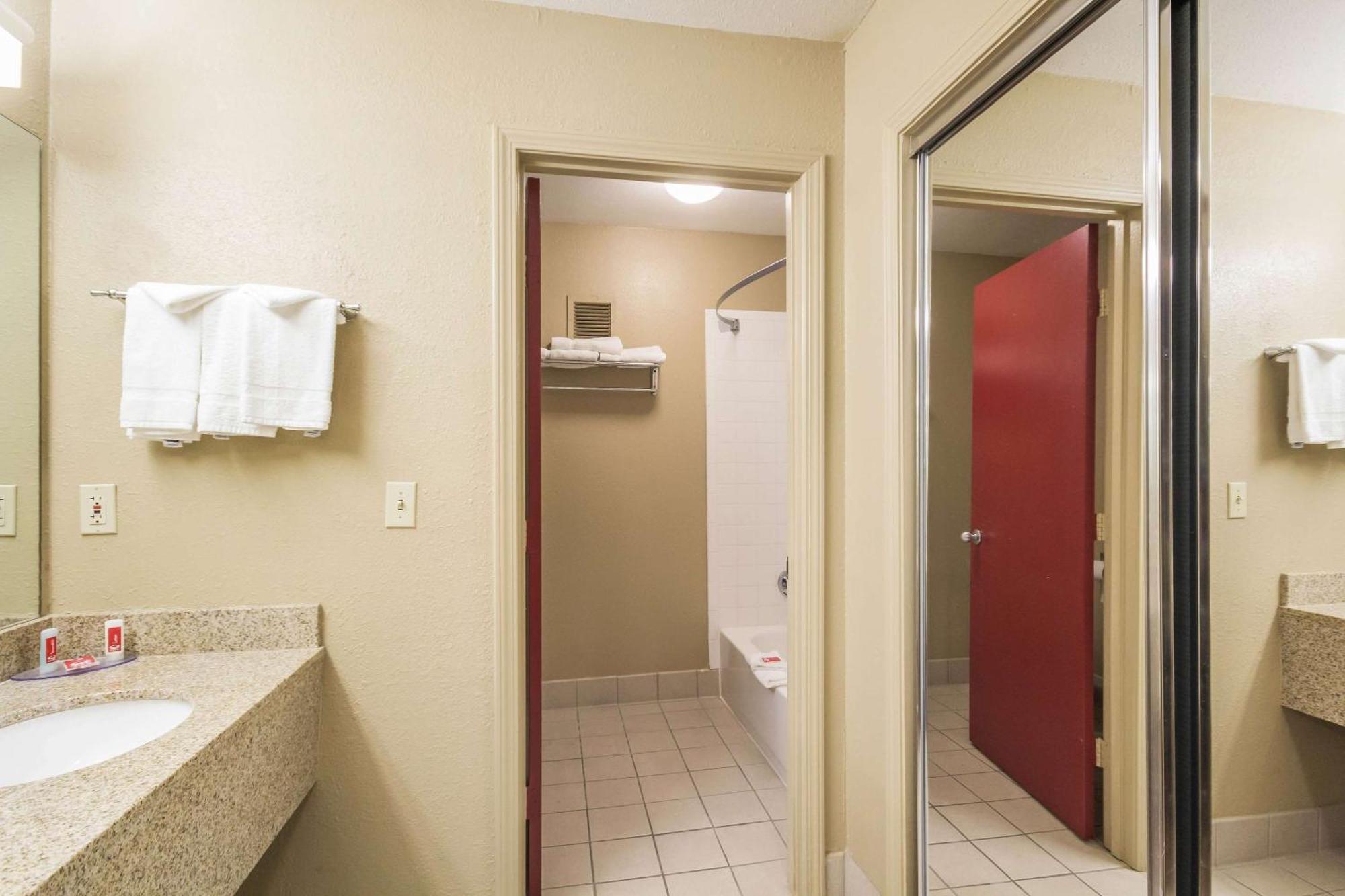 Econo Lodge Inn & Suites I-35 At Shawnee Mission Overland Park Exterior foto
