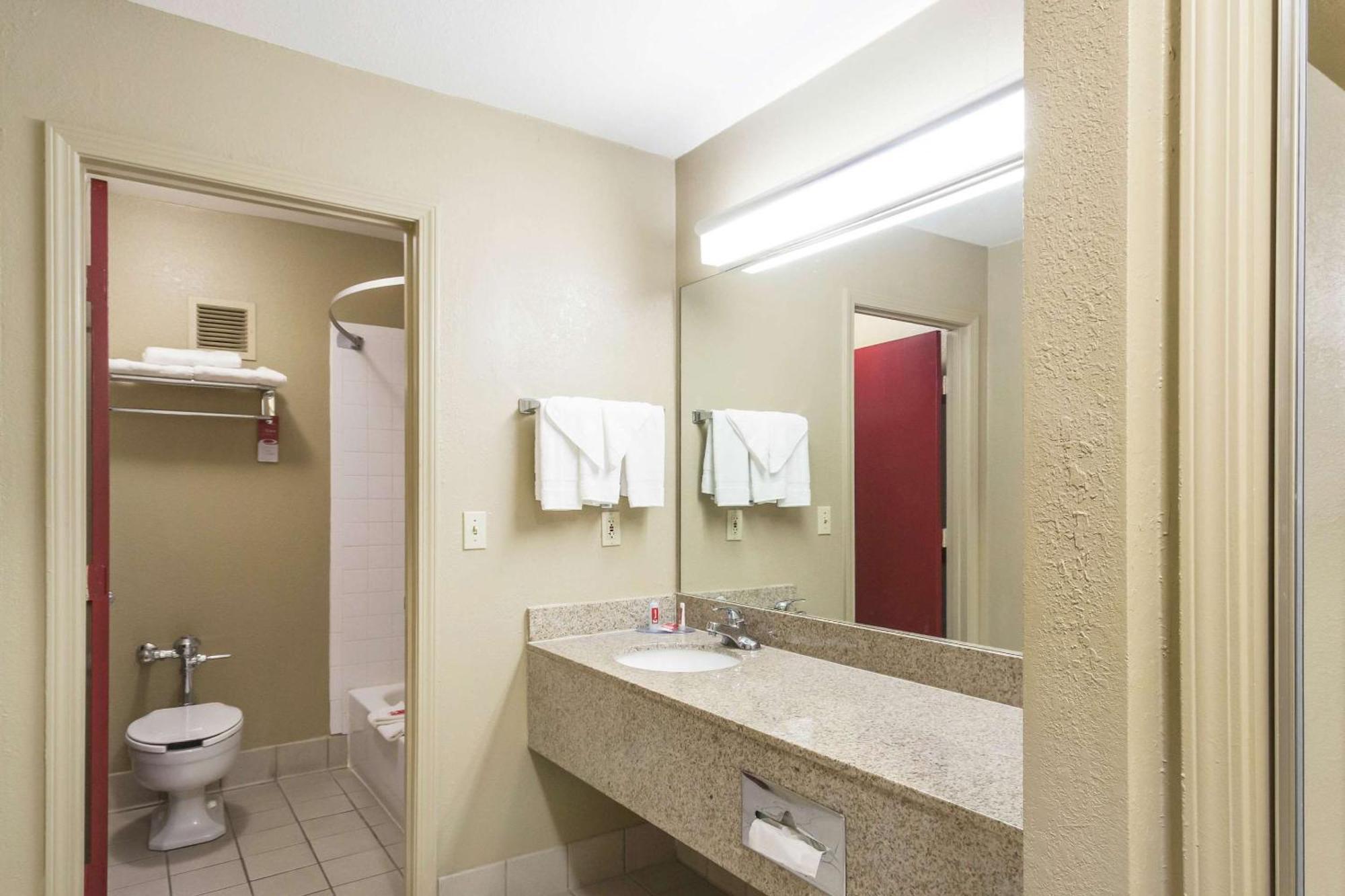 Econo Lodge Inn & Suites I-35 At Shawnee Mission Overland Park Exterior foto
