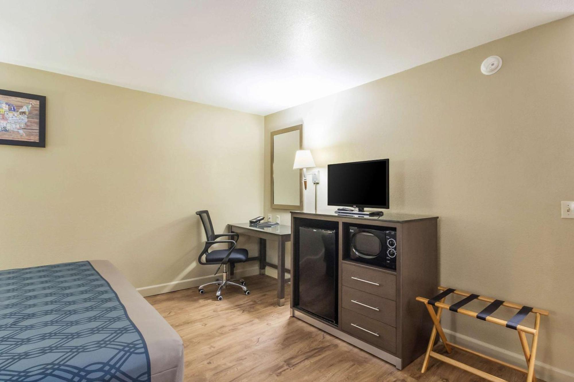 Econo Lodge Inn & Suites I-35 At Shawnee Mission Overland Park Exterior foto