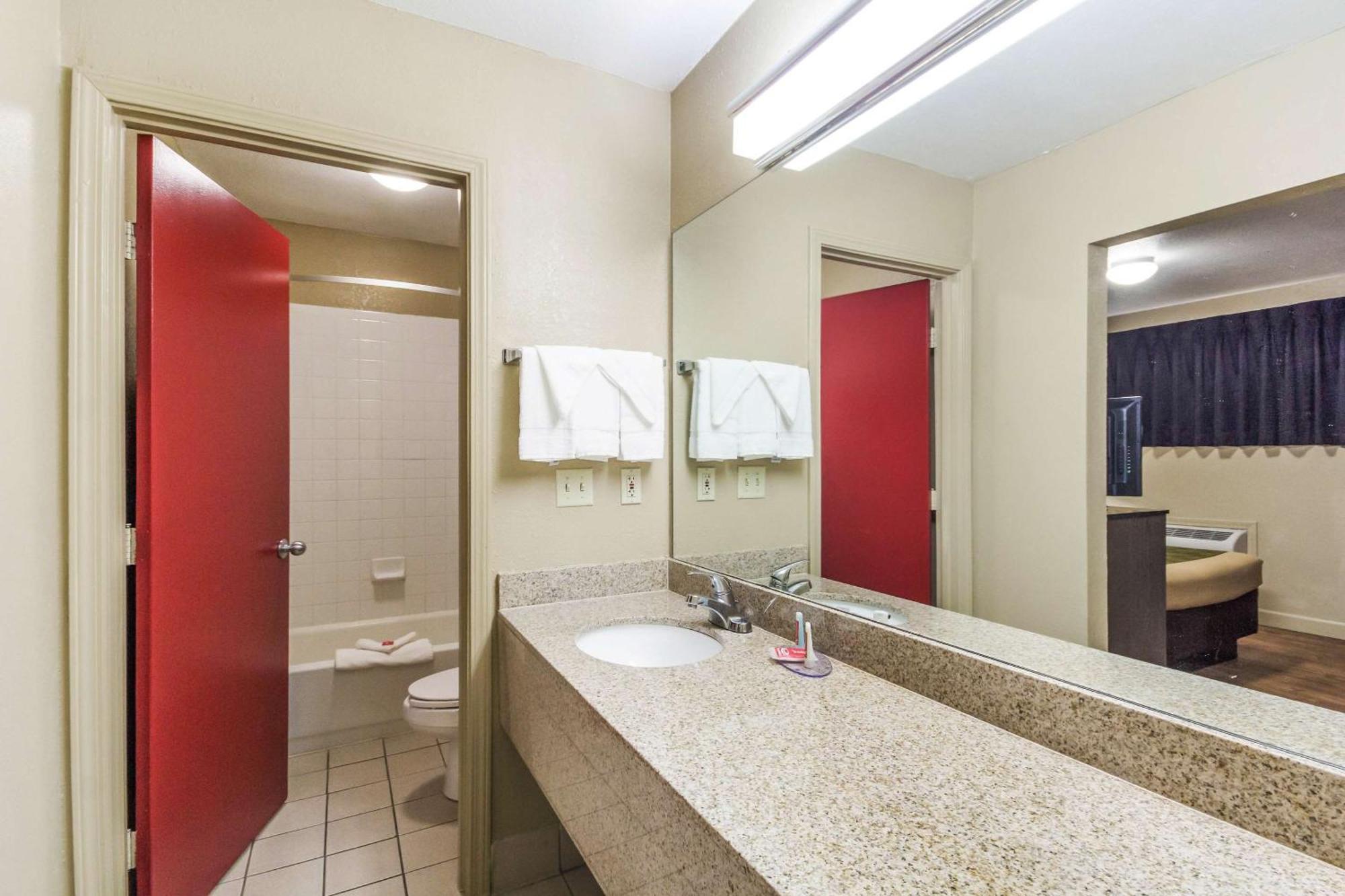 Econo Lodge Inn & Suites I-35 At Shawnee Mission Overland Park Exterior foto