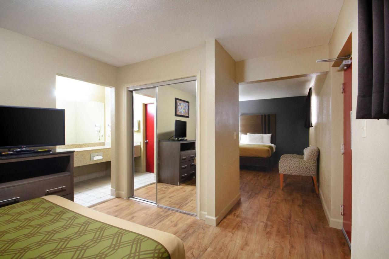 Econo Lodge Inn & Suites I-35 At Shawnee Mission Overland Park Exterior foto